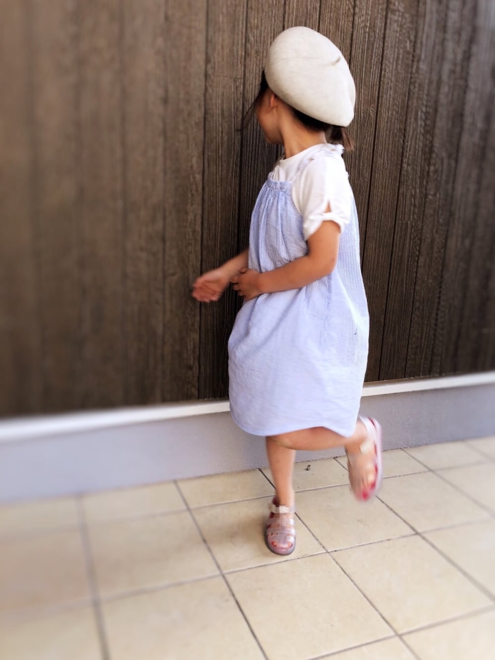 ブルー系のワンピース、その他のサンダル、ホワイト系のTシャツ/カットソーを着用したキッズの春コーディネートの1枚目の写真