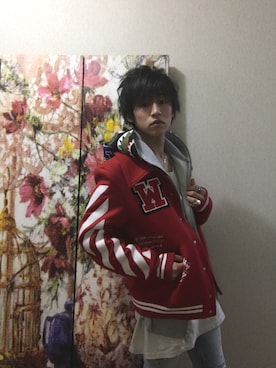 off whiteのスタジャン（レッド系）を使った人気ファッション