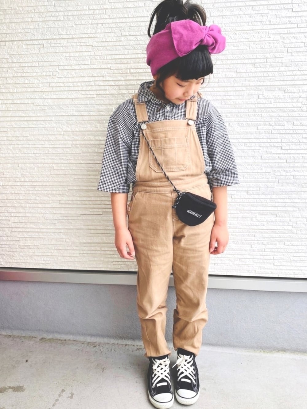 「キッズコーデ、むすこーで、おうちスタイル、8さい、ギンガムチェック、春夏コーデ」｜「apres les coursのDickiesサロペット（サロペット/オーバーオール、ベージュ系）」を使った、Yunn * さん（キッズ・126cm）の春コーディネートの1枚目の写真