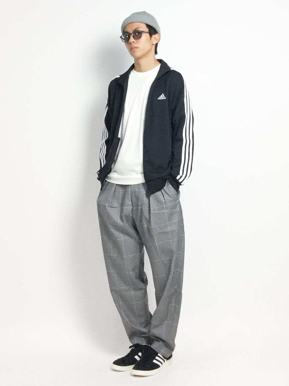 「スニーカー、シンプル、ニット帽、Tシャツ、adidas、ジャージ、チェックパンツ、スポーツmix、ビーニー、ストリートMIX」｜「adidasのM ESSENTIALS 3ストライプス ジャージ（ジャージ、ブラック系）」を使った、Ryoさん（メンズ・173cm）の夏コーディネートの1枚目の写真