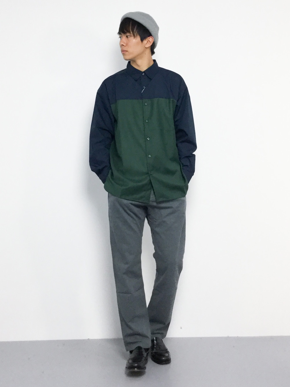 ブルー系のシャツ/ブラウス、グレー系のその他パンツを着用したメンズの秋コーディネートの1枚目の写真