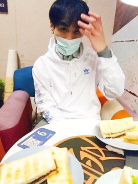「adidas Originals（アディダスオリジナルス）のアイテム（スウェット、ホワイト系）」を使った、Martiniさん（メンズ・172cm）の春コーディネート