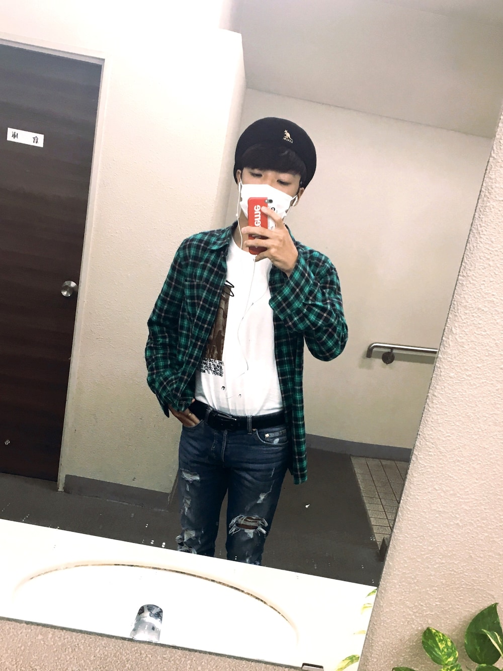 「秋のコーデ、スキニーデニム、おしゃれさんと繋がりたい、韓国系、streetstyle、streetfashion」｜「KANGOLのアイテム（ハンチング/ベレー帽、ブラック系）」を使った、ゆーとさん（メンズ・166cm）の冬コーディネートの1枚目の写真