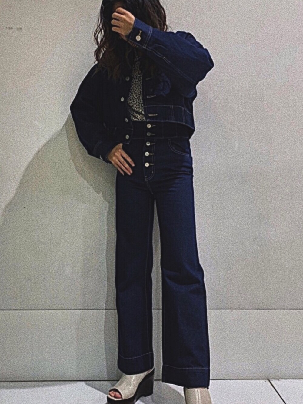 「春コーデ、大人カジュアル、お洒落さんとつながりたい、ootd、セットアップ、デニム、SLY、165cm、デニムジャケット」｜「SLYのLEOPARD SPOT BALOON レオパード スポット バルーン トップス（シャツ/ブラウス、ホワイト系）」を使った、Chikaさん（レディース・165cm）の春コーディネートの1枚目の写真