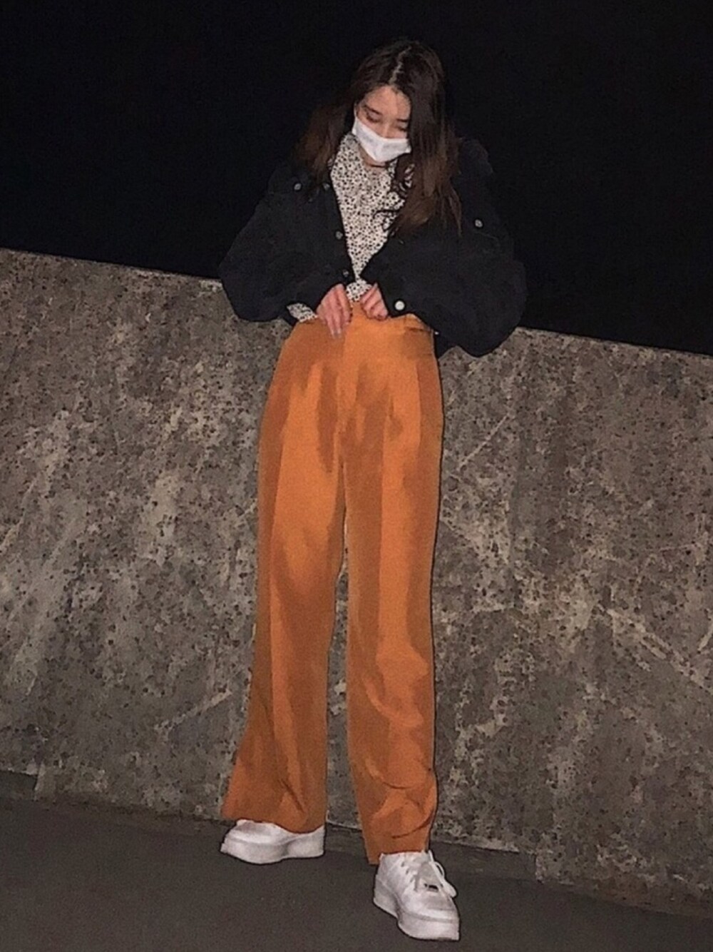 「春コーデ、シンプルコーデ、お洒落さんとつながりたい、ootd、スニーカーコーデ、165cm、SLY、moussy、エアフォースワン、カラーパンツ」｜「MOUSSYのTUCK SLEEVE COLOR DENIM ジャケット（デニムジャケット、ブラック系）」を使った、Chikaさん（レディース・165cm）の春コーディネートの1枚目の写真