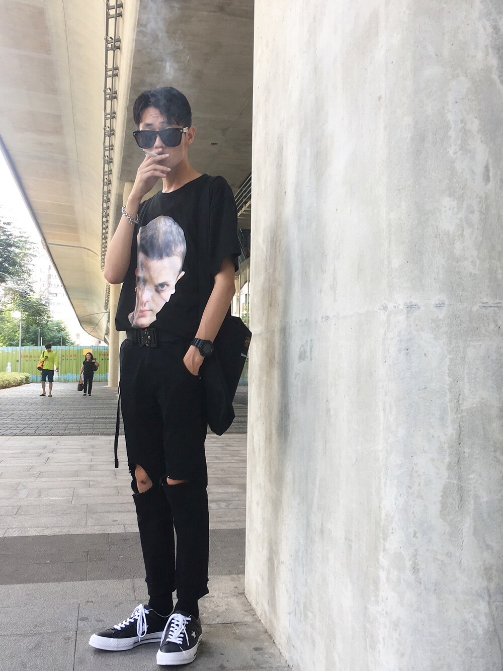 「street、streetstyle、streetfashion、WEAR、black」｜「G-SHOCKのアイテム（アナログ腕時計、ブラック系）」を使った、陳啟泰さん（メンズ・170cm）の夏コーディネートの1枚目の写真