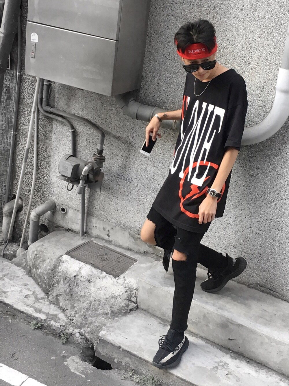 「summer、WEAR、look、ootd、daily look、street、streetstyle、streetfashion、VLONE、supreme」｜「VLONEのアイテム（Tシャツ/カットソー、ブラック系）」を使った、陳啟泰さん（メンズ・170cm）の秋コーディネートの1枚目の写真