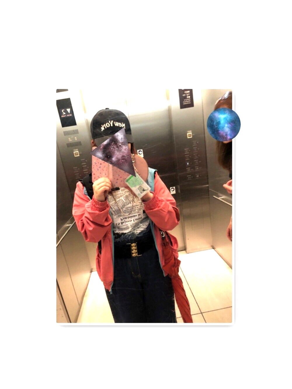 「KITTE、デニム、雨の日コーデ、キャップ」｜「17kgのアイテム（Tシャツ/カットソー、ホワイト系）」を使った、ねくたりんさん（レディース・154cm）の夏コーディネートの1枚目の写真