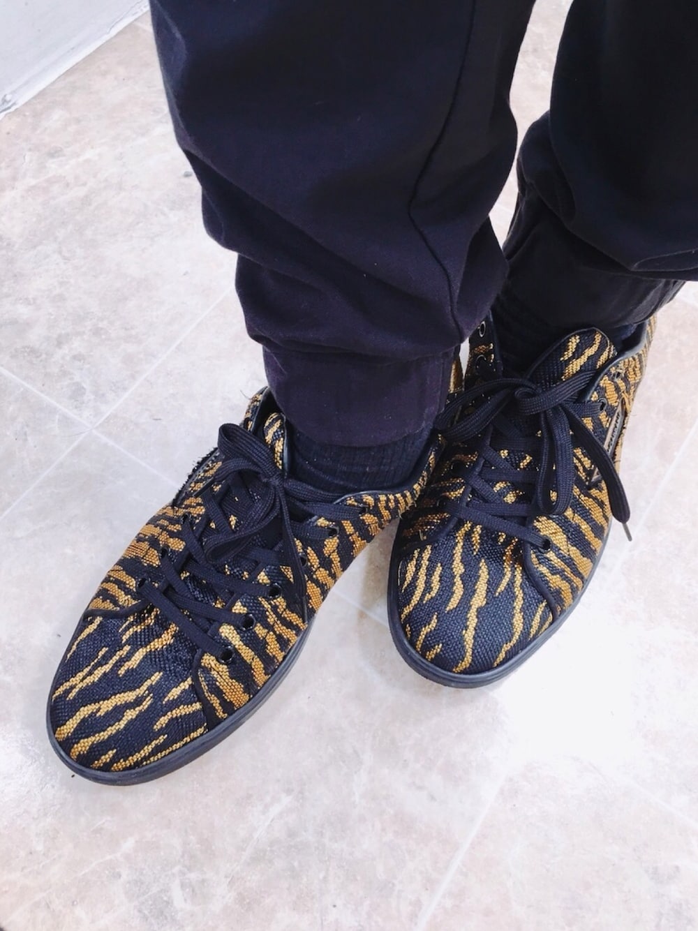 「GOLD BLACK、秋服準備はじめました、ストリートMIX、ドルチェ＆ガッバーナ」｜「DOLCE&GABBANAのDolce & Gabbana - レースアップスニーカー - men - カーフレザー/レザー/ポリエステル/rubber - 43（スニーカー、ブラック系）」を使った、大矢 祥央さん（メンズ・176cm）の冬コーディネートの1枚目の写真