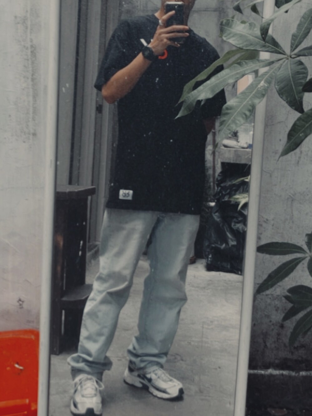 ブルー系のデニムパンツ、ブラック系のデジタル腕時計を着用したメンズの春コーディネートの1枚目の写真