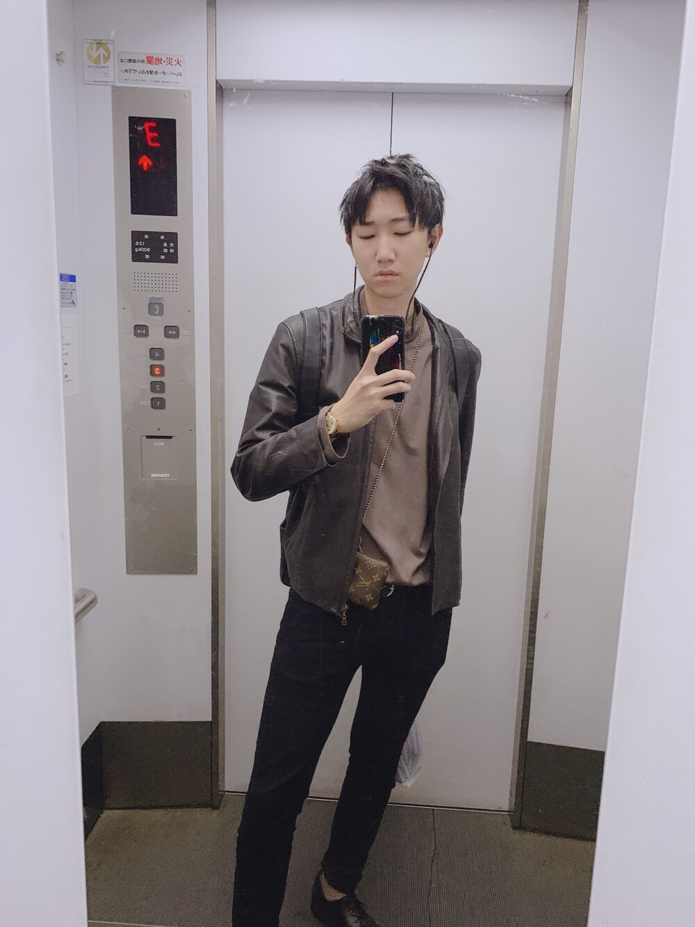 「COMME CA ISMのアイテム（ライダースジャケット、ブラウン系）」を使った、duoさん（メンズ・181cm）の秋コーディネートの1枚目の写真