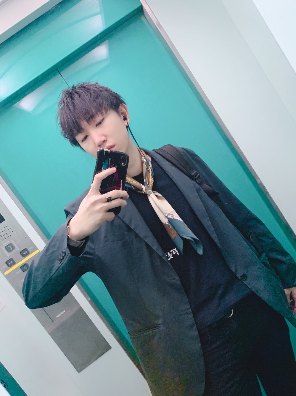 「FLAGSTUFFのアイテム（Tシャツ/カットソー、ブラック系）」を使った、duoさん（メンズ・181cm）の秋コーディネートの1枚目の写真