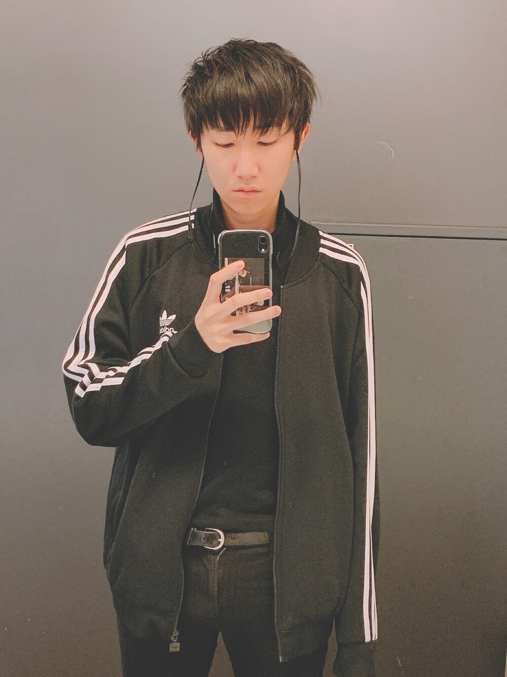 「adidasのアイテム（ジャージ、ブラック系）」を使った、duoさん（メンズ・181cm）の秋コーディネートの1枚目の写真