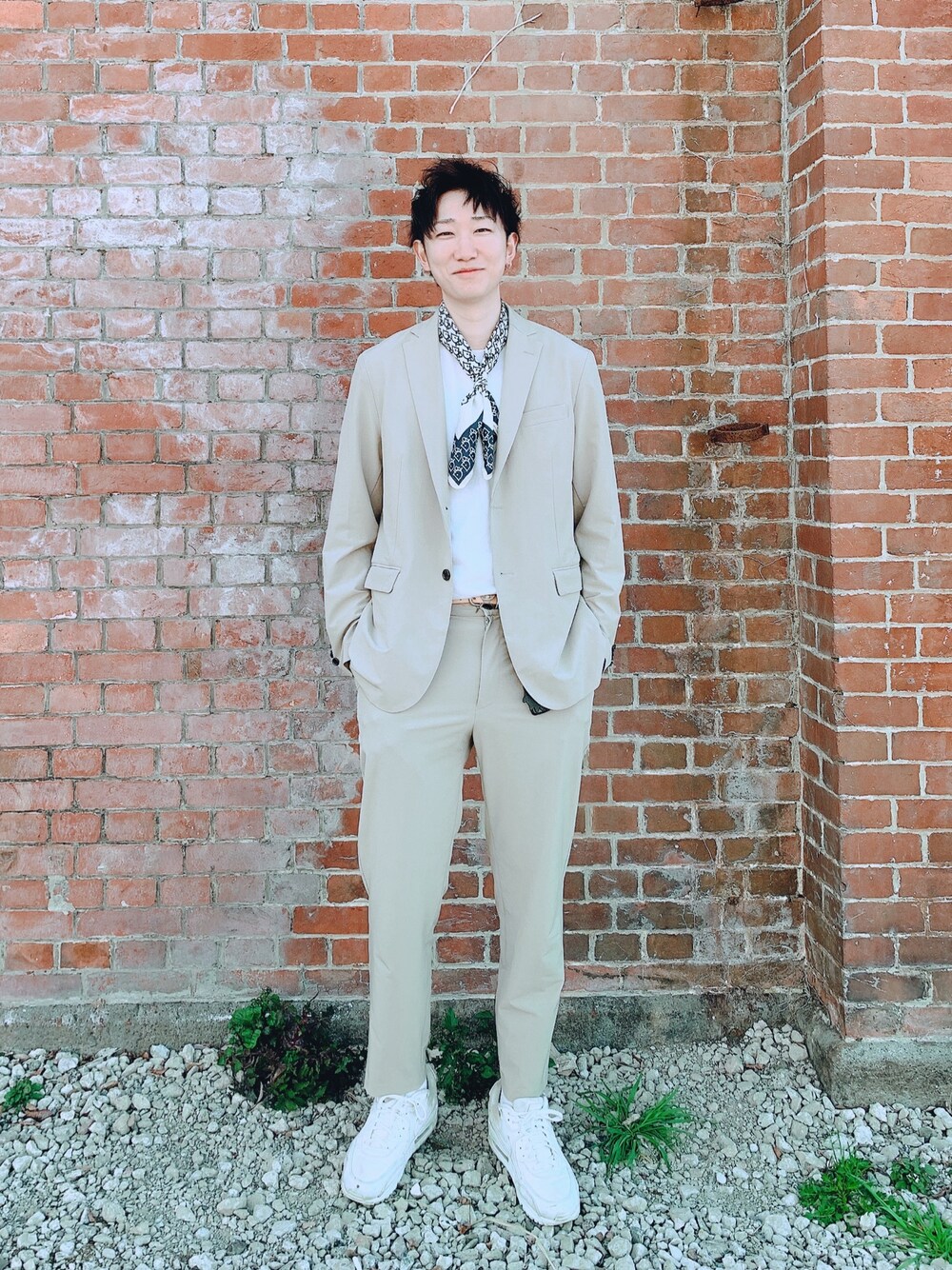 「GUのアイテム（その他パンツ、ベージュ系）」を使った、duoさん（メンズ・181cm）の春コーディネートの1枚目の写真