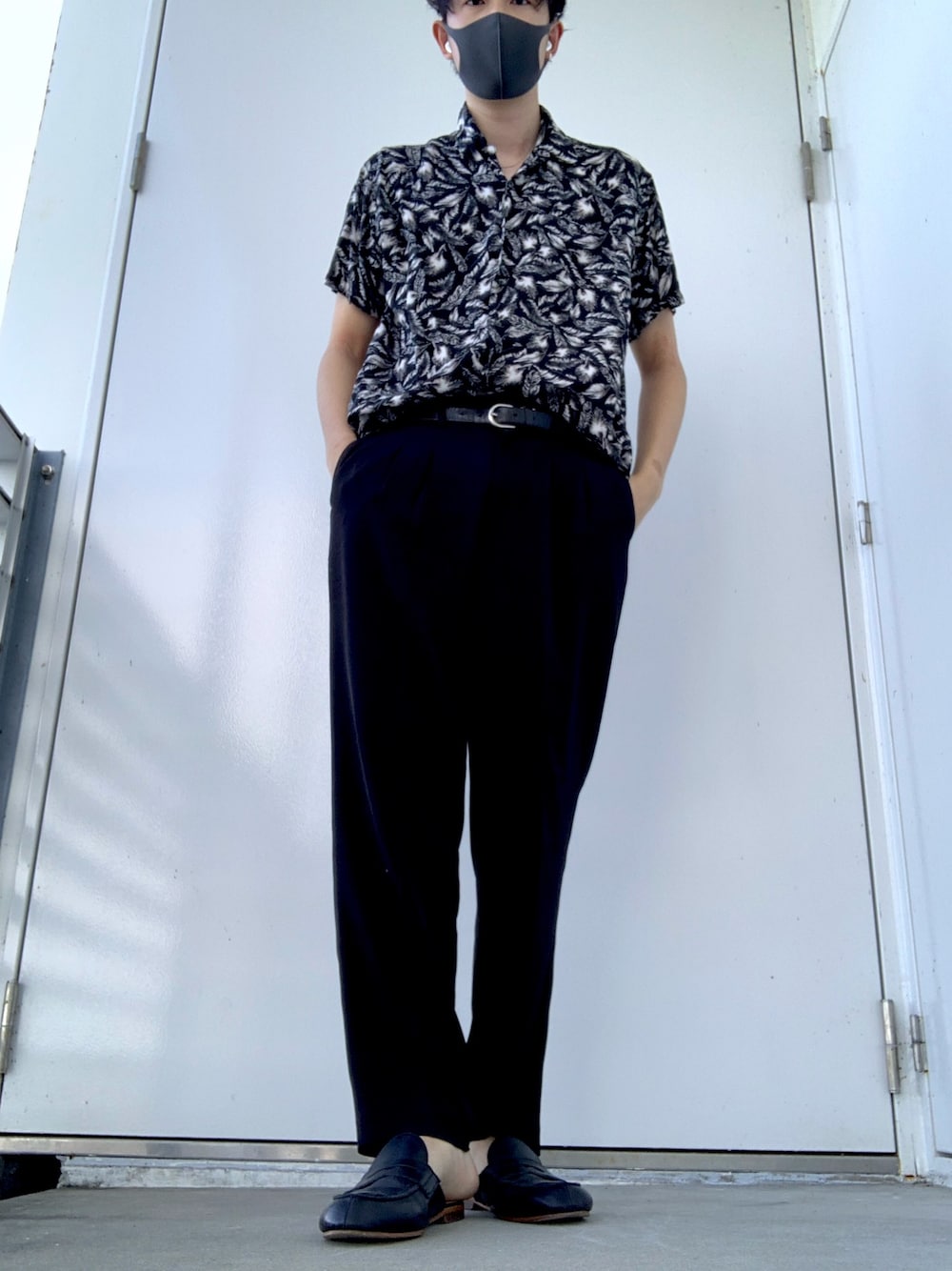 「柄シャツ」｜「UNIQLOのアイテム（パンツ、ブラック系）」を使った、duoさん（メンズ・181cm）の夏コーディネートの1枚目の写真