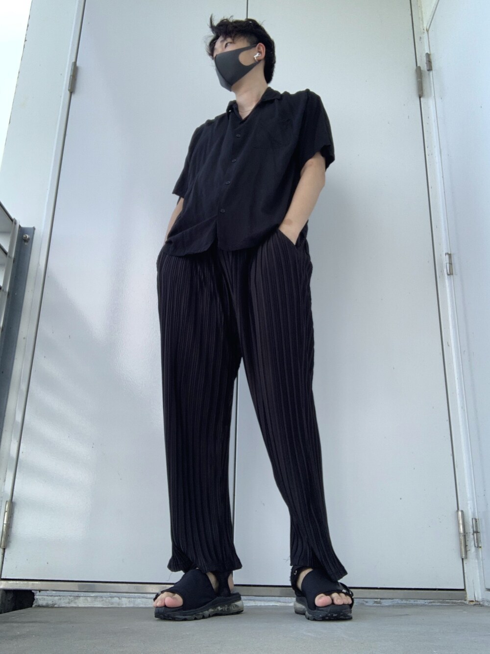 「プリーツパンツ」｜「GUのアイテム（トップス、ブラック系）」を使った、duoさん（メンズ・181cm）の夏コーディネートの1枚目の写真