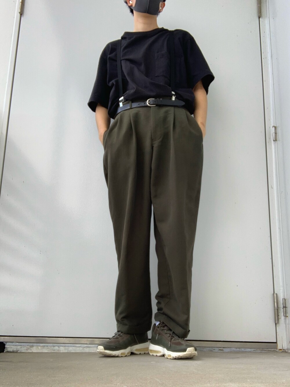 「カーキパンツ」｜「UNIQLOのアイテム（トップス、ブラック系）」を使った、duoさん（メンズ・181cm）の夏コーディネートの1枚目の写真