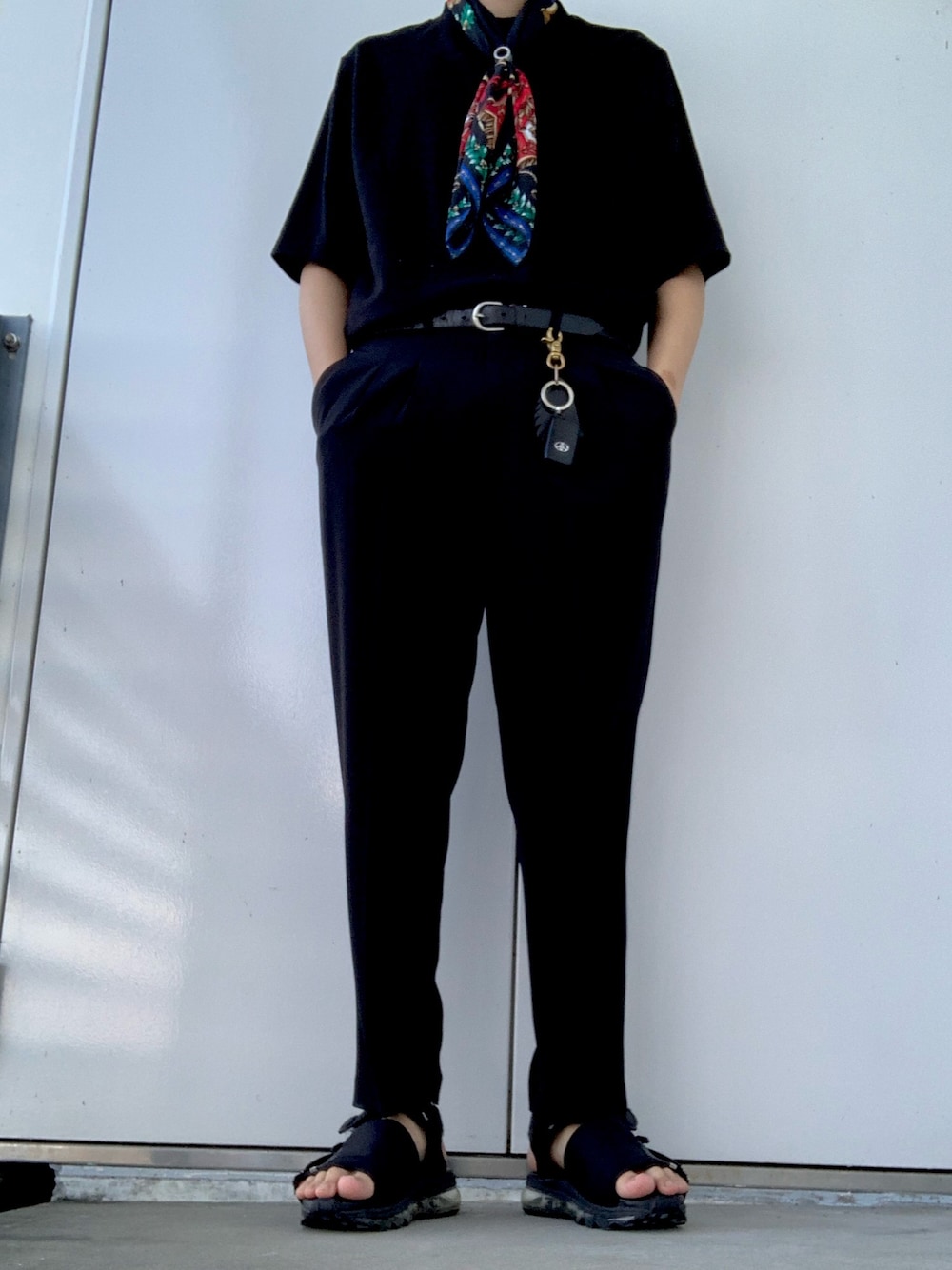 「スカーフ」｜「FLAGSTUFFのアイテム（サンダル、ブラック系）」を使った、duoさん（メンズ・181cm）の夏コーディネートの1枚目の写真