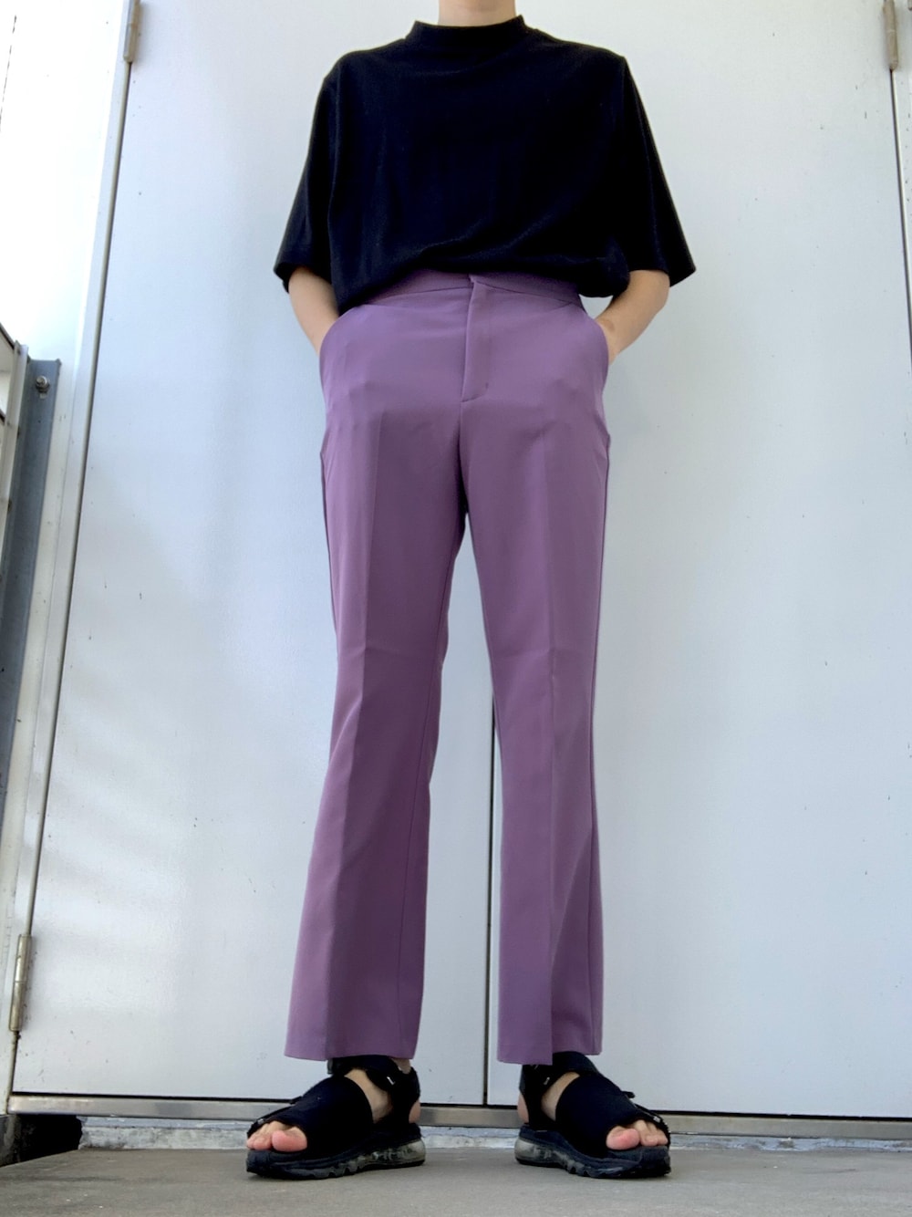 「フレアパンツ」｜「GUのアイテム（トップス、ブラック系）」を使った、duoさん（メンズ・181cm）の夏コーディネートの1枚目の写真