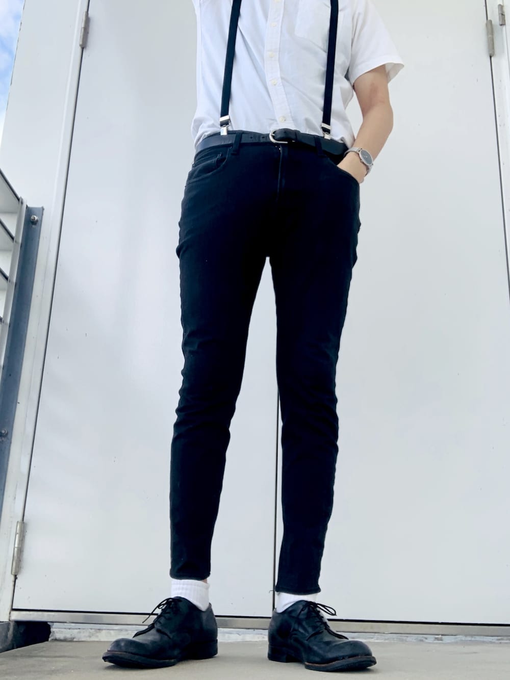 「サスペンダー、モノトーン、スキニーパンツ」｜「GUのアイテム（パンツ、ブラック系）」を使った、duoさん（メンズ・181cm）の夏コーディネートの1枚目の写真