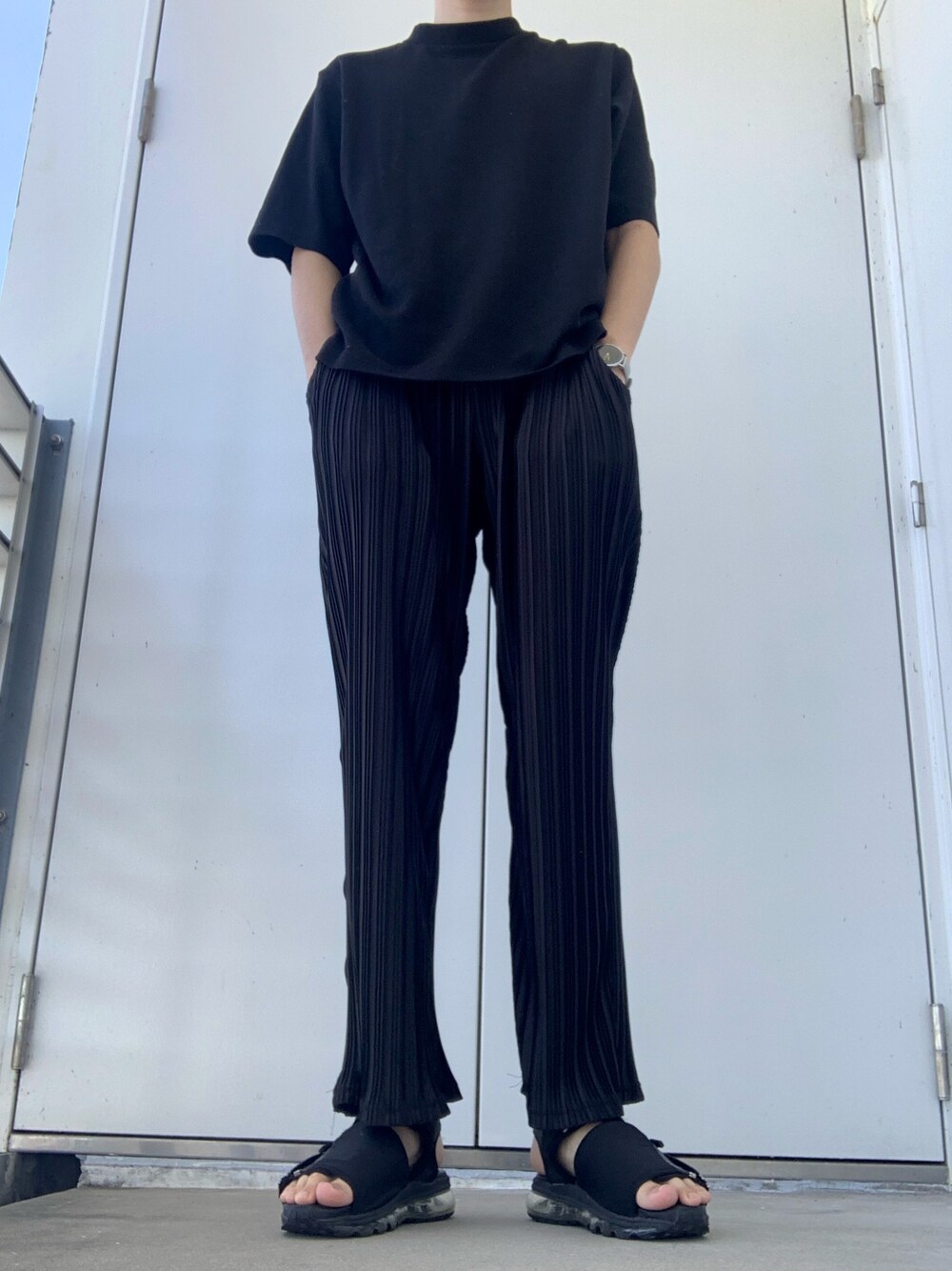「プリーツパンツ」｜「FLAGSTUFFのアイテム（サンダル、ブラック系）」を使った、duoさん（メンズ・181cm）の夏コーディネートの1枚目の写真