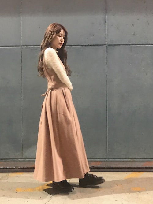UNITED TOKYOのトレンチコート（ピンク系）を使った人気ファッション