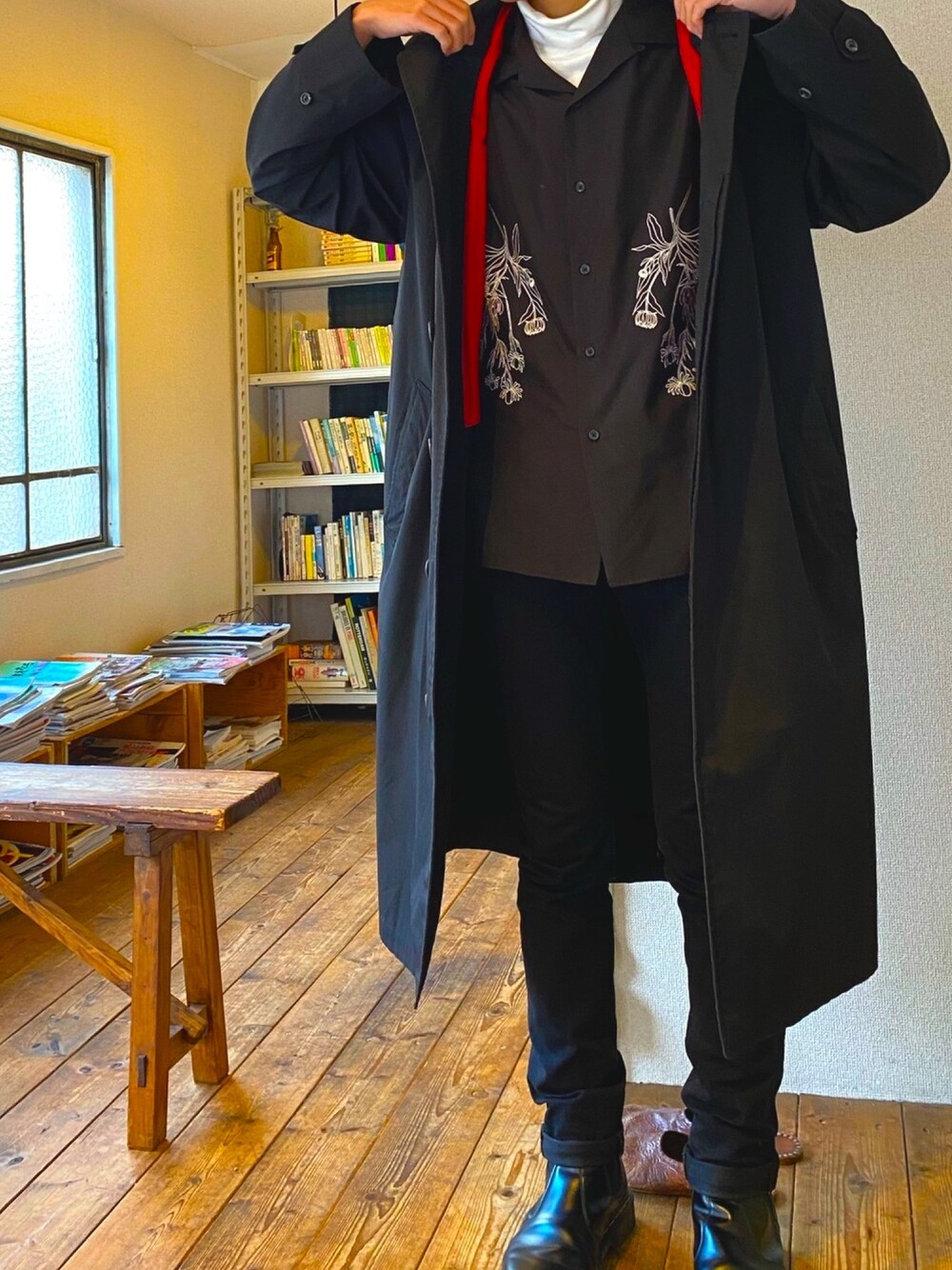 「シンプル、ビッグシルエット、古着MIX、オールブラック、オーバーコート、＃おしゃれさんと繋がりたい、古着、古着好きな人と繋がりたい」｜「UNIQLOのソフトタッチタートルネックT（長袖）（Tシャツ/カットソー、ホワイト系）」を使った、なゆさん（メンズ・171cm）の冬コーディネートの1枚目の写真