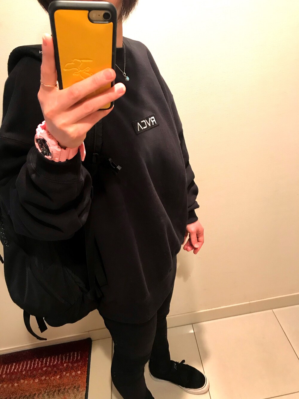 「ルーカ、DC SHOES、ジーショック、BURTON、ピンク、トレーナー、オールブラック、オールブラックコーデ、ボーイッシュコーデ、ターコイズアクセサリー」｜「CANAL JEANのRVCA(ルーカ) ビッグシルエットクルーネックスウェット（スウェット、ブラック系）」を使った、sarii19さん（レディース・160cm）の春コーディネートの1枚目の写真