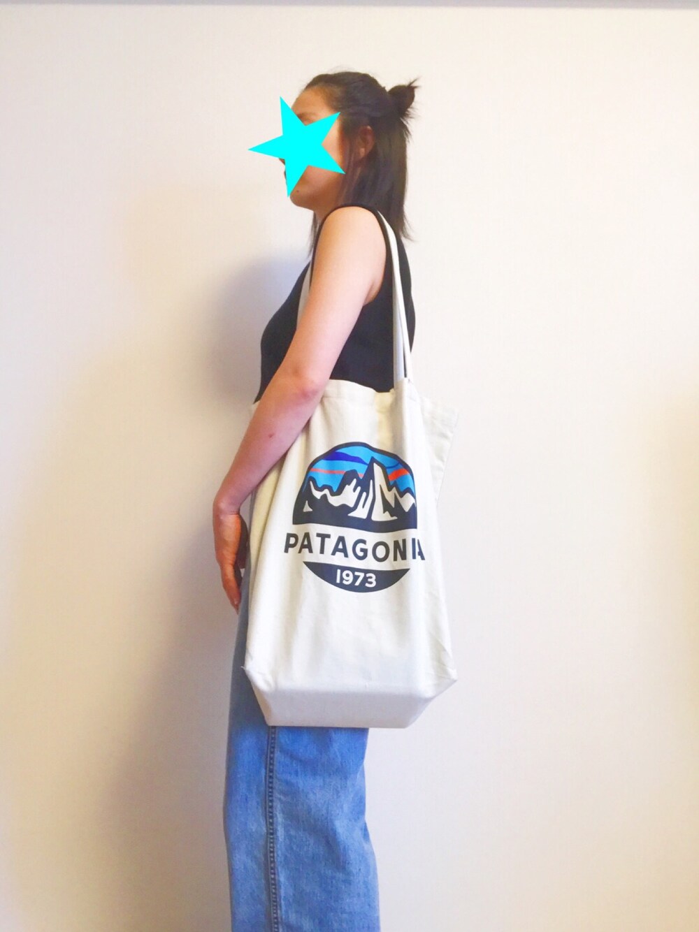 「patagonia、トートバッグ、UNIQLO、ワイドパンツ、ノースリーブ、カジュアルコーデ、夏コーデ、ハーフアップ」｜「patagoniaのpatagonia/パタゴニア メンズ・マーケット・トート（トートバッグ、ホワイト系）」を使った、sarii19さん（レディース・160cm）の夏コーディネートの1枚目の写真