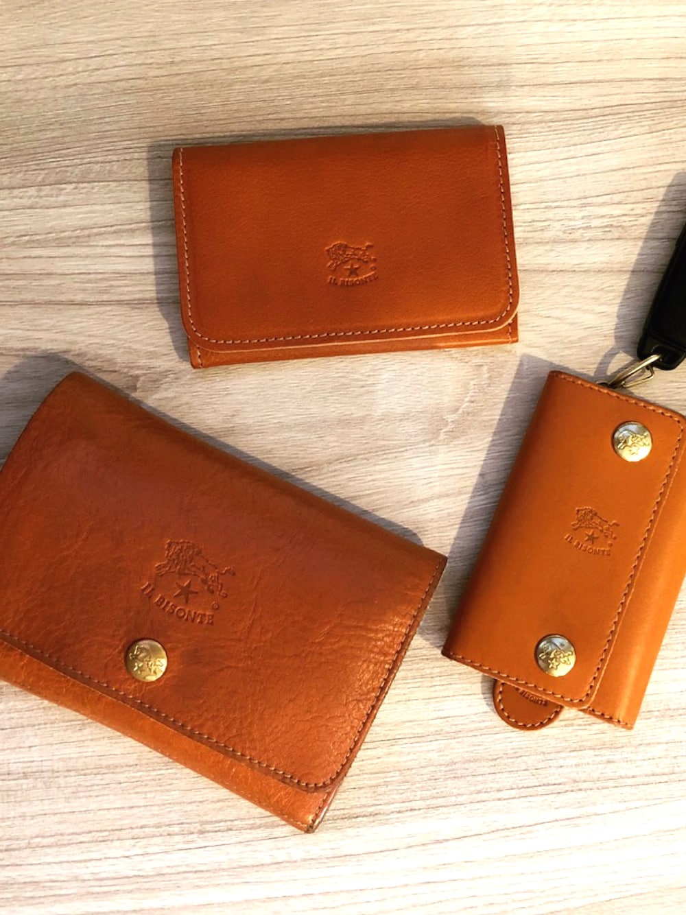 「ILBISONTE、財布、名刺入れ、キーケース、ブラウン」｜「IL BISONTEのIL BISONTE / イルビゾンテ : カードケース #（名刺入れ、ブラウン系）」を使った、tさん（メンズ・170cm）の夏コーディネートの1枚目の写真