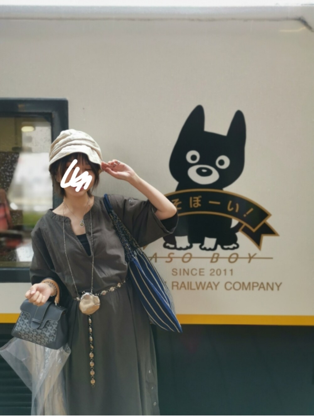 「aso boy」｜「TODAYFULのリネンカフタンドレス（ワンピース、グレー系）」を使った、niniさん（レディース・160cm）の夏コーディネートの1枚目の写真