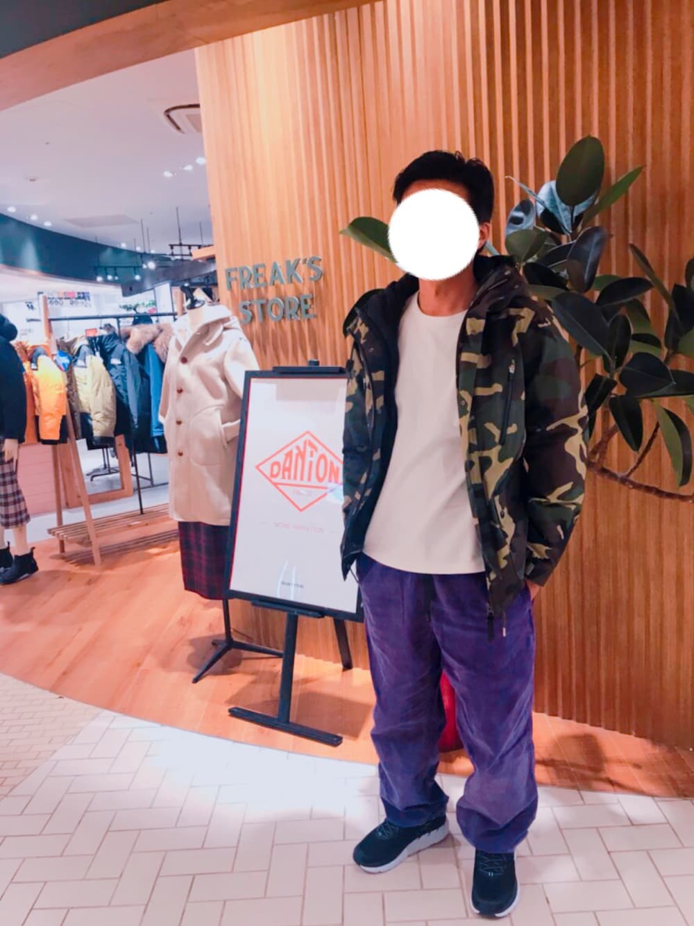 「スニーカー、カモフラ、マウンテンパーカー、大人カジュアル、コーデュロイ、パープル、ワイドパンツ」｜「FREAK'S STOREのWEB限定 65/35 3WAY 2レイヤー マウンテンパーカー（マウンテンパーカー、ブラック系）」を使った、blkgc1400さん（メンズ・172cm）の冬コーディネートの1枚目の写真