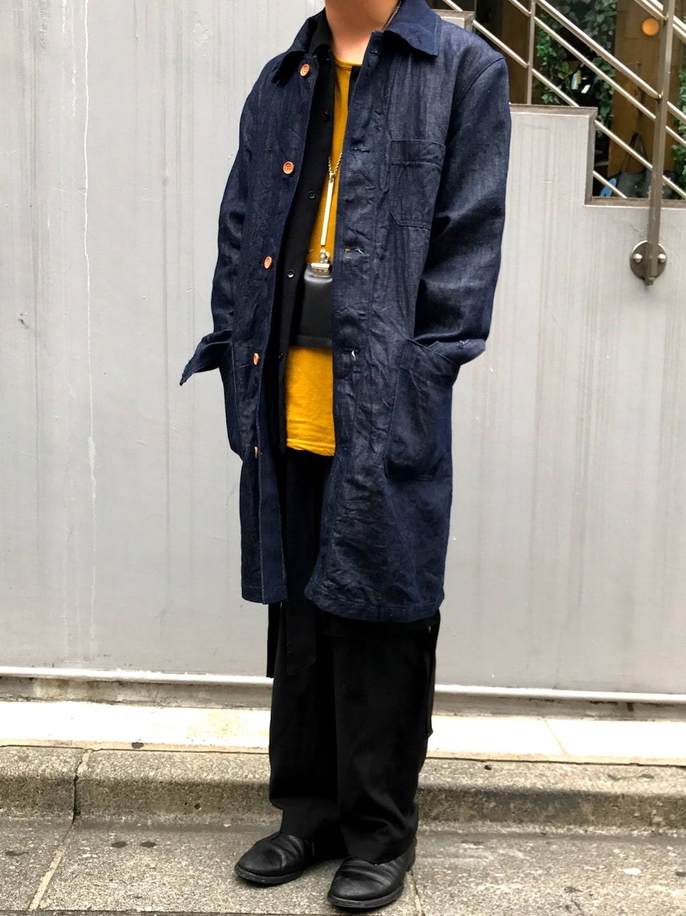 「B2nd、デニムコート、はるコーデ、ootd、outfit、カーゴパンツ、さし色」｜「ISAMU KATAYAMA BACKLASHのアイテム（ステンカラーコート、ブルー系）」を使った、mitsuakiさん（メンズ・168cm）の春コーディネートの1枚目の写真