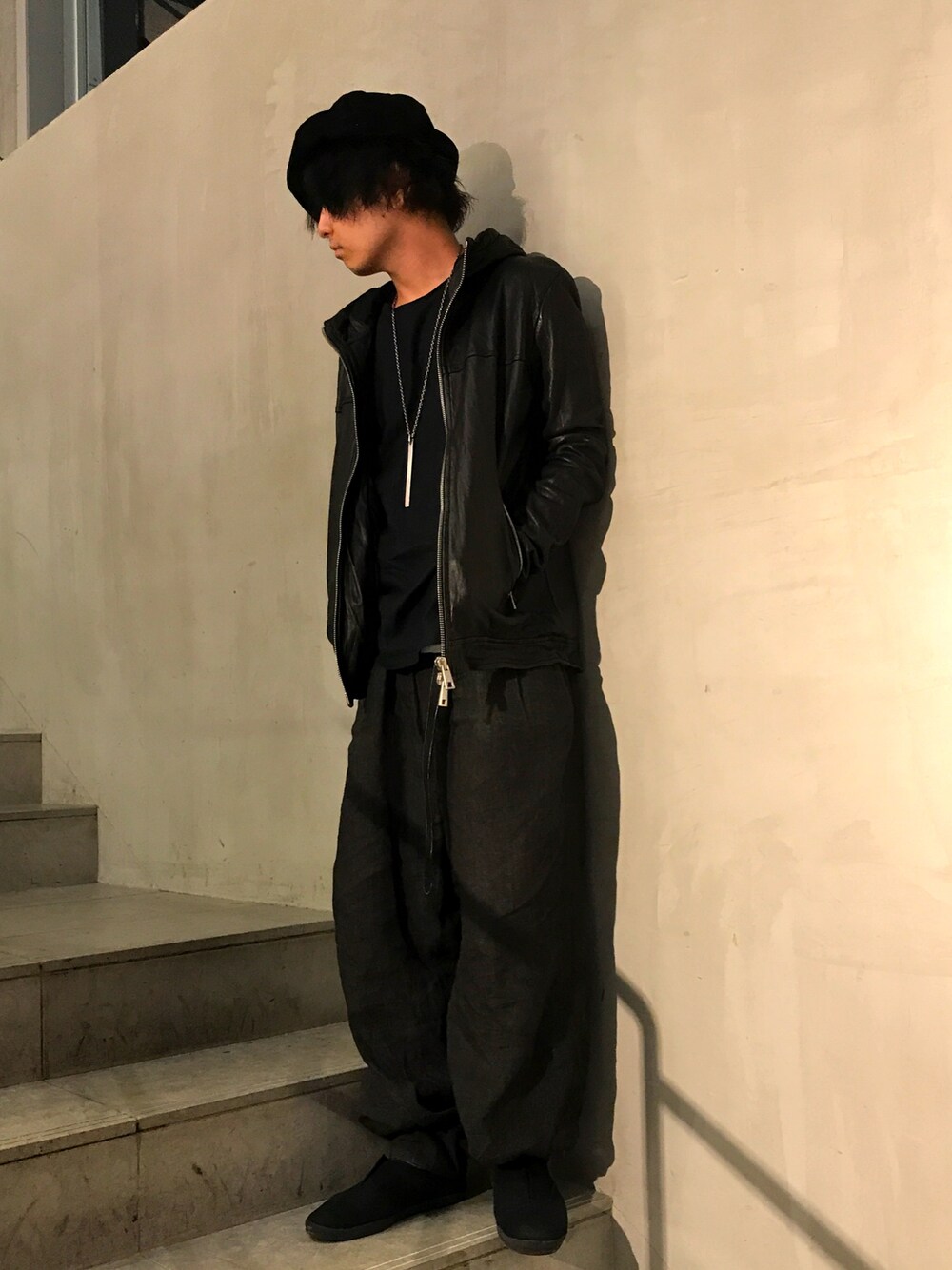 「レザー、パーカー、ブラック、キャスケット、ワイドパンツ、ootd、B2nd、outfit」｜「GIORGIO BRATOのアイテム（ライダースジャケット、ブラック系）」を使った、mitsuakiさん（メンズ・168cm）の夏コーディネートの1枚目の写真