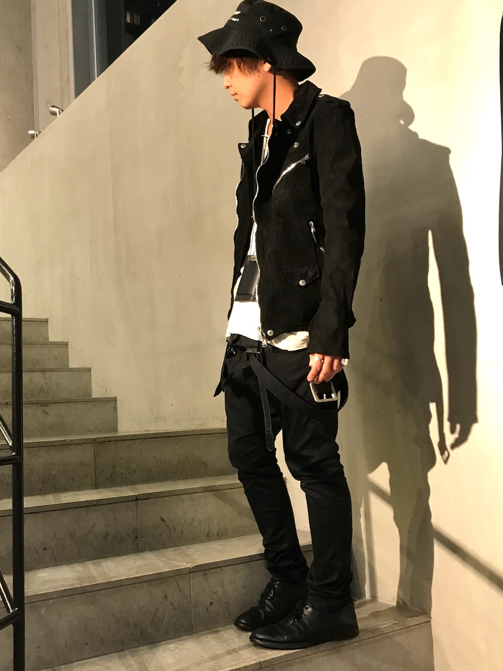 「ISAMU KATAYAMA BACKLASH、お洒落さんとつながりたい、黒、ライダース、ダブルライダース、サロペット、バケットハット、B2nd、ootd、outfit」｜「ISAMU KATAYAMA BACKLASHのアイテム（ライダースジャケット、ブラック系）」を使った、mitsuakiさん（メンズ・168cm）の秋コーディネートの1枚目の写真