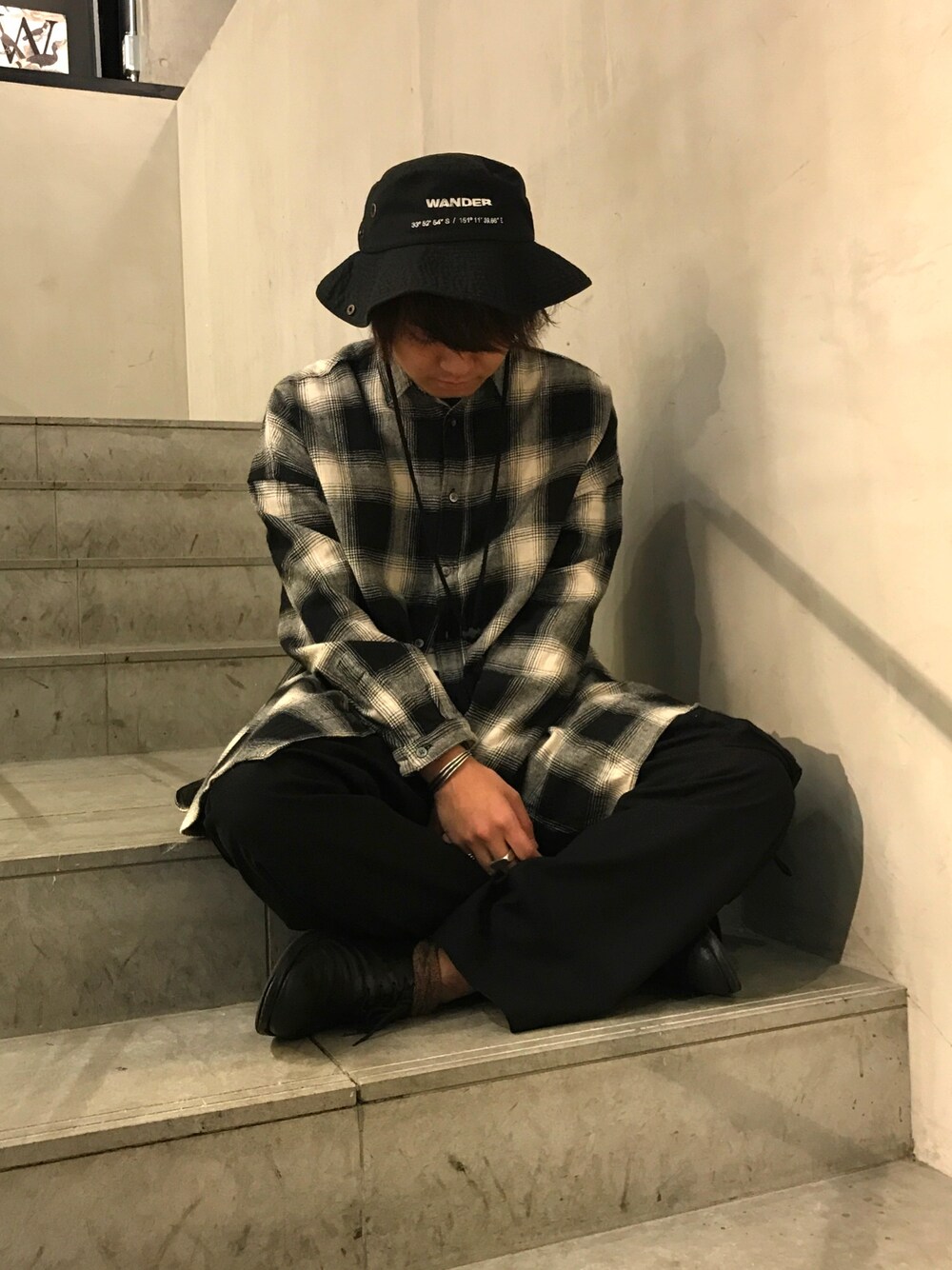 「秋のコーデ、カジュアルコーデ、チェックシャツ、ブラックコーデ、B2nd、ootd、outfit、ビックシルエット」｜「cathy janeのアイテム（シャツ/ブラウス、ブラック系）」を使った、mitsuakiさん（メンズ・168cm）の秋コーディネートの1枚目の写真