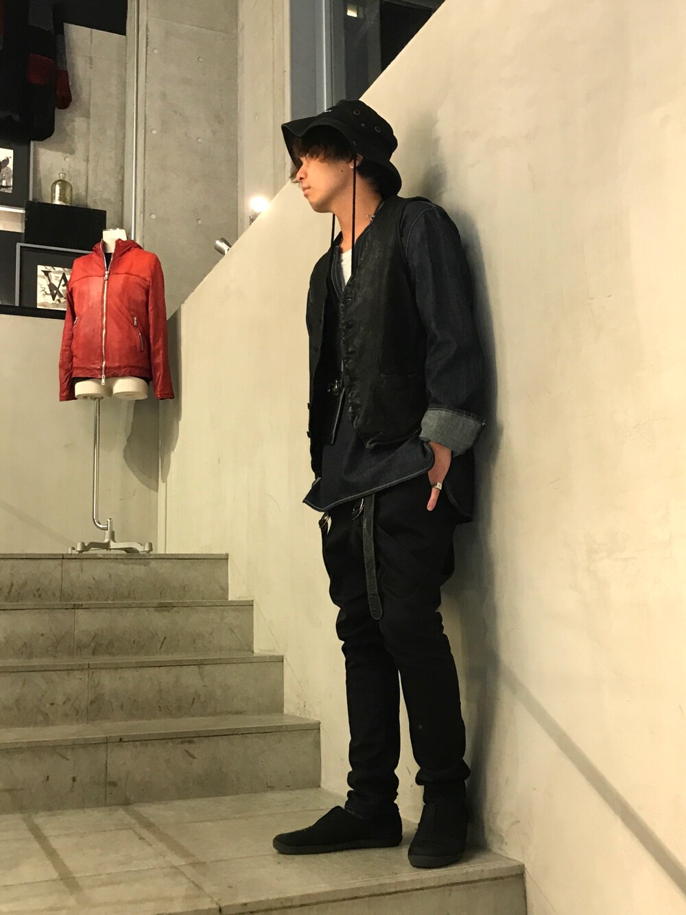 「秋コーデ、レザー、ベスト、ジレ、ISAMU KATAYAMA BACKLASH、B2nd、ootd、outfit、オトナカジュアル、おしゃれさんと繋がりたい」｜「ISAMU KATAYAMA BACKLASHのアイテム（ベスト、ブラック系）」を使った、mitsuakiさん（メンズ・168cm）の秋コーディネートの1枚目の写真