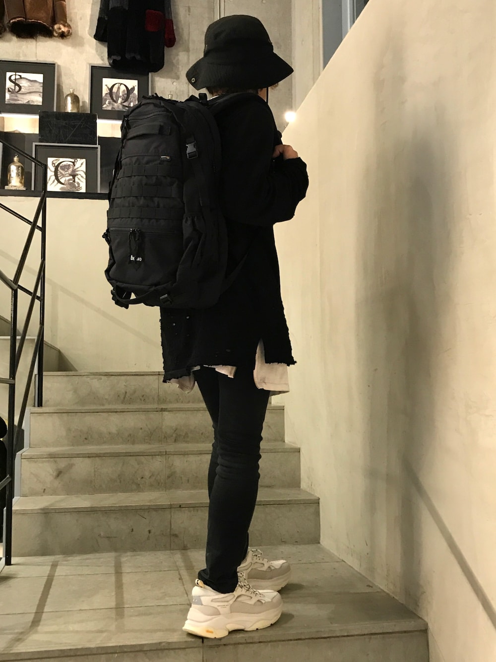 「黒、休日スタイル、スニーカー、ダットシューズ、お洒落さんとつながりたい、シンプル、B2nd、ootd、outfit」｜「bravoのアイテム（バックパック/リュック、ブラック系）」を使った、mitsuakiさん（メンズ・168cm）の秋コーディネートの1枚目の写真