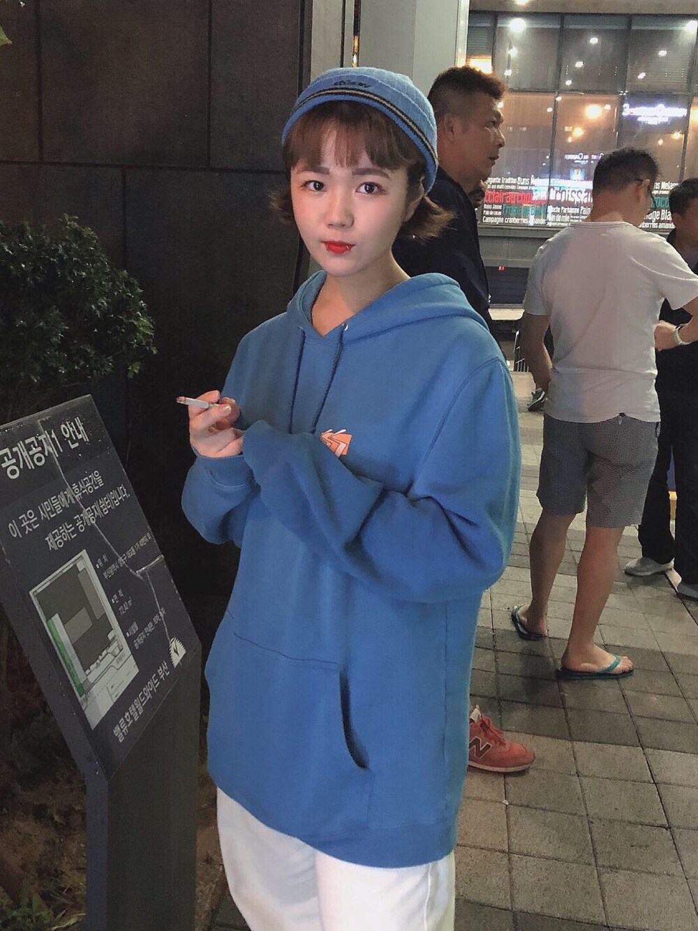 「ストリート、アメカジ、オーバーサイズ、タバコ、korea」｜「STUSSYのSS Cube Hood（パーカー、ブルー系）」を使った、오하나さん（レディース・156cm）の冬コーディネートの1枚目の写真