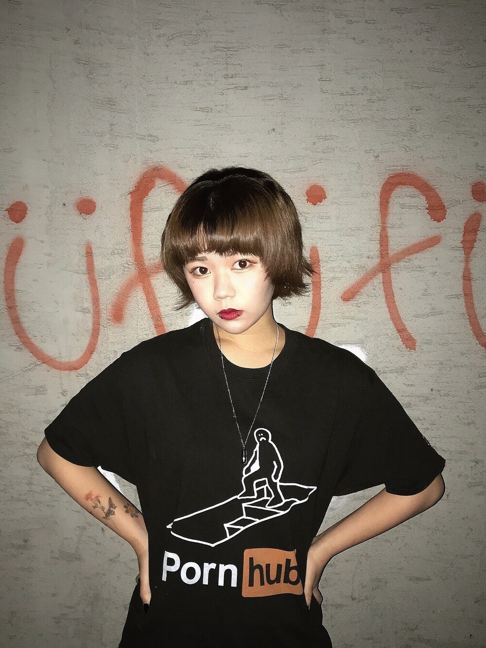 「pornhub、ストリート、used、korea」｜「Championのアイテム（Tシャツ/カットソー、ブラック系）」を使った、오하나さん（レディース・156cm）の冬コーディネートの1枚目の写真