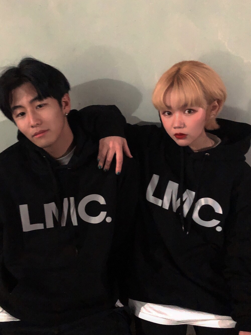 「ストリート、アメカジ、オーバーサイズ、韓国ファッション、カップル、ペアルック、lmc」｜「LMCの『LMC』REFLECTIVE OG WHEEL HOODIE / リフレクティブ シルバー ロゴ OG ホイール フーディー（パーカー、ブラック系）」を使った、오하나さん（レディース・156cm）の冬コーディネートの1枚目の写真