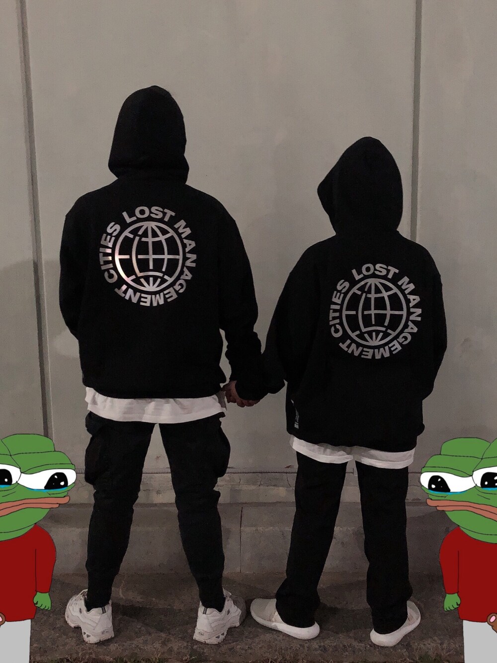 「カップル、ペアルック、lmc、オーバーサイズ、ストリート、アメカジ、韓国ファッション」｜「adidasのアイテム（スニーカー、ホワイト系）」を使った、오하나さん（レディース・156cm）の冬コーディネートの1枚目の写真