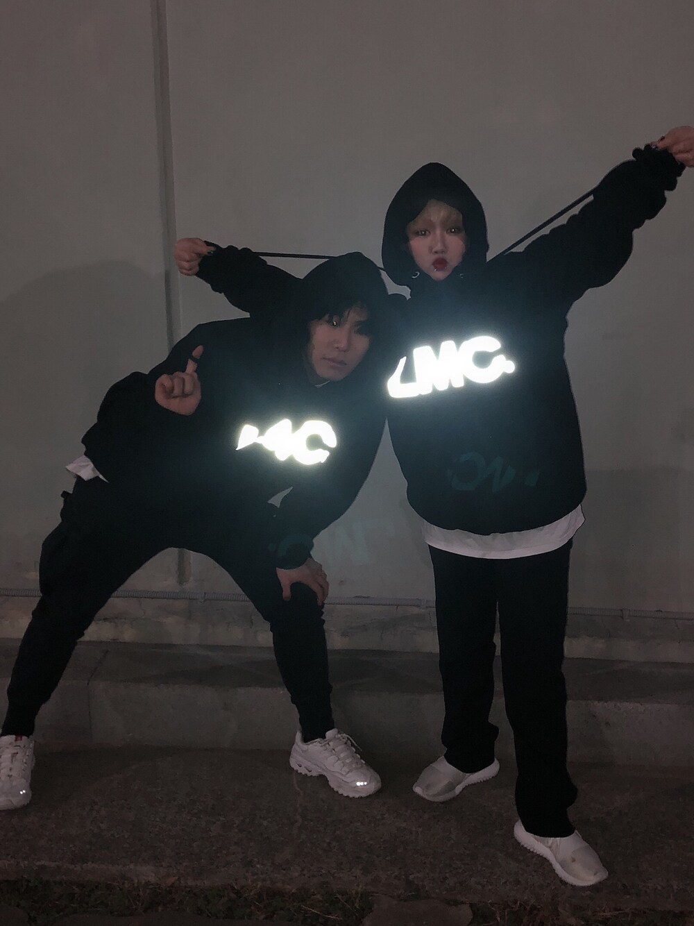 「カップル、ペアルック、lmc、オーバーサイズ、ストリート、アメカジ、韓国ファッション」｜「LMCの『LMC』REFLECTIVE OG WHEEL HOODIE / リフレクティブ シルバー ロゴ OG ホイール フーディー（パーカー、ブラック系）」を使った、오하나さん（レディース・156cm）の冬コーディネートの1枚目の写真