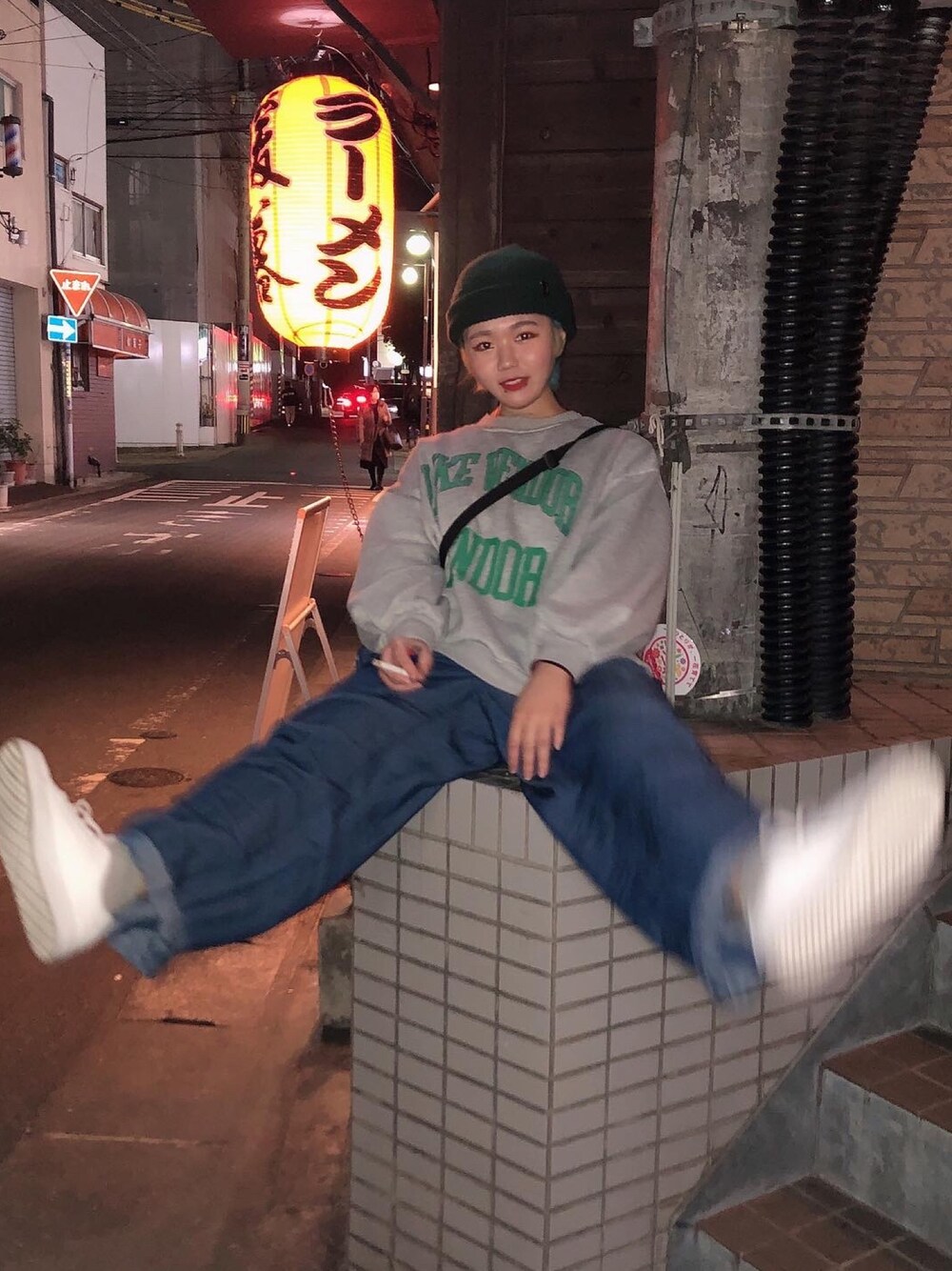 「ストリート、オーバーサイズ、韓国ファッション、used」｜「PUMAのPUMA プーマ PUMA SMASH V2 L スマッシュ V2 L 365215 07WHITE/WHITE（スニーカー、ホワイト系）」を使った、오하나さん（レディース・156cm）の春コーディネートの1枚目の写真