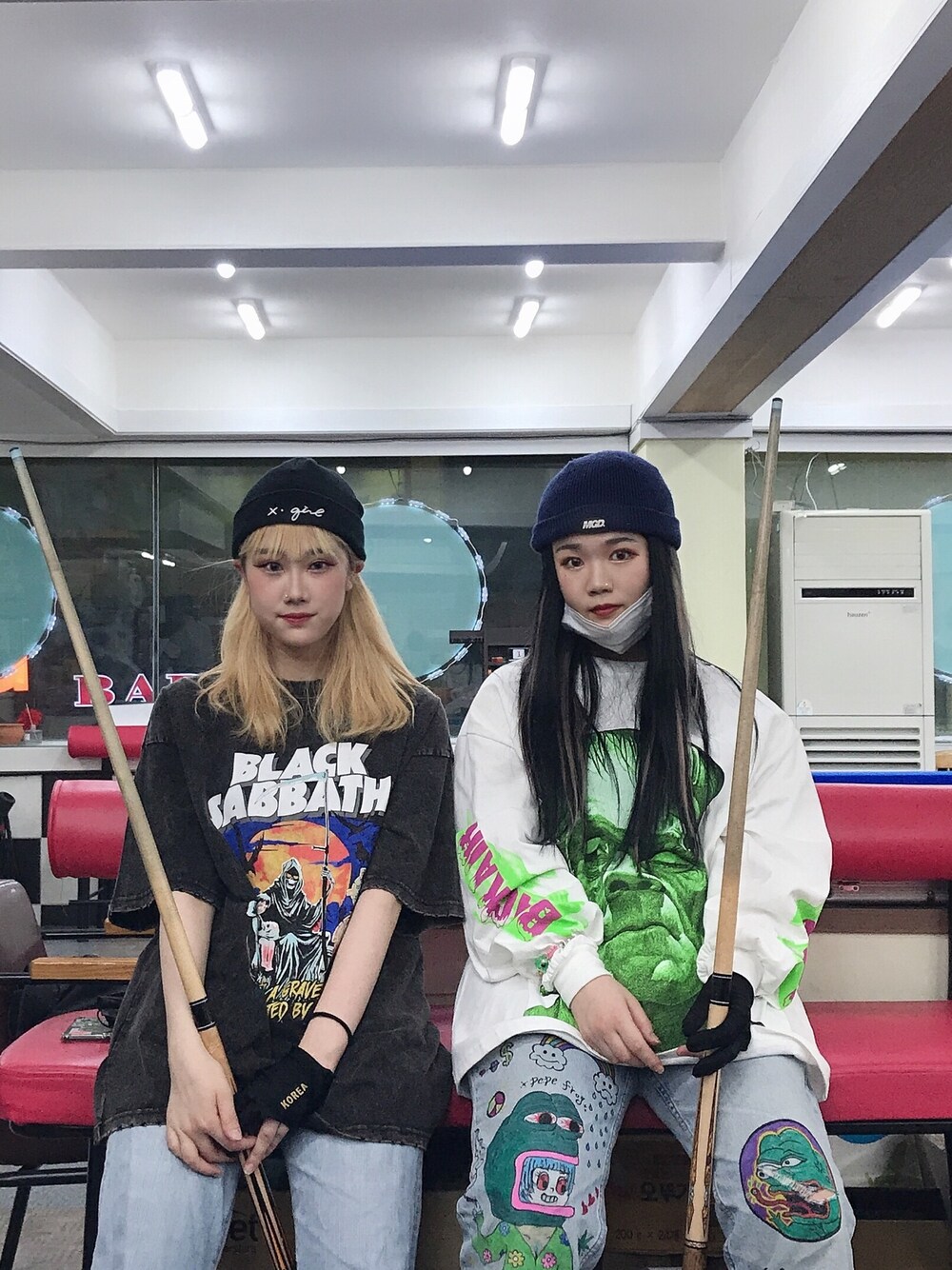 「アメカジ、ストリート、古着、オーバーサイズ、used、韓国ファッション」｜「X-girlのNEW COLOR KNIT CAP（ニットキャップ/ビーニー、ブラック系）」を使った、오하나さん（レディース・156cm）の春コーディネートの1枚目の写真