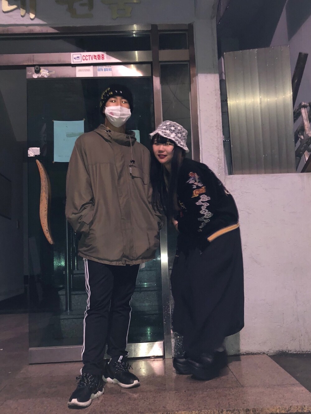 「used、韓国ファッション、オーバーサイズ、アメカジ、ストリート」｜「adidasのトラックパンツ [SST TRACK PANTS] アディダスオリジナルス（スウェットパンツ、ブラック系）」を使った、오하나さん（レディース・156cm）の春コーディネートの1枚目の写真
