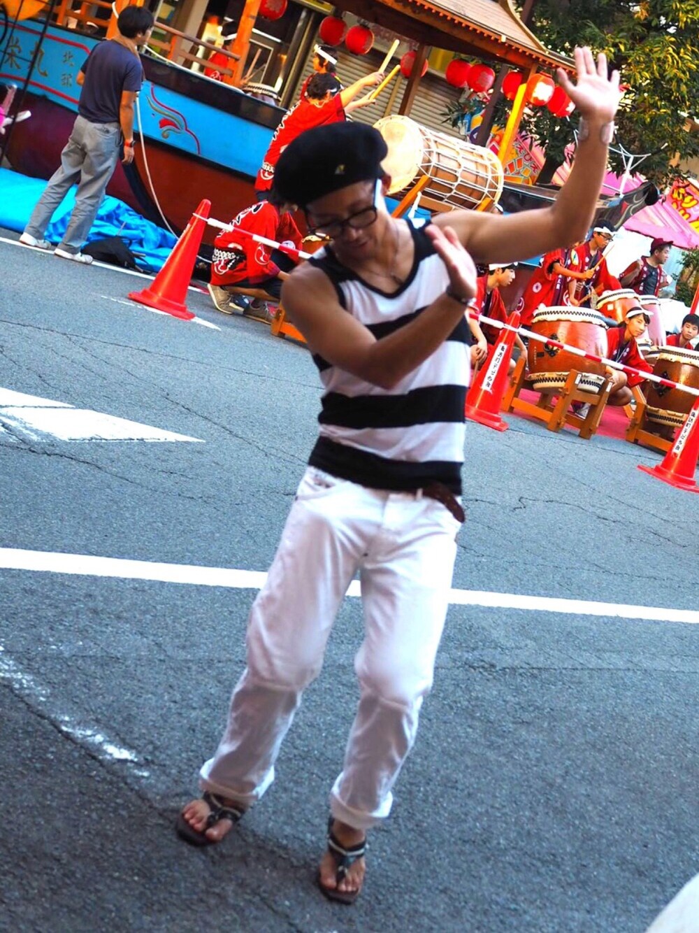 「祭り、ショイ、ボーダートップス、白パンツ、伊達メガネ、ベレー帽×メガネ、インディアンジュエリー、コディサンダーソン、シンプルスタイル」｜「CA4LAのアイテム（ハンチング/ベレー帽、ブラック系）」を使った、チャックリンさん（メンズ・170cm）の夏コーディネートの1枚目の写真