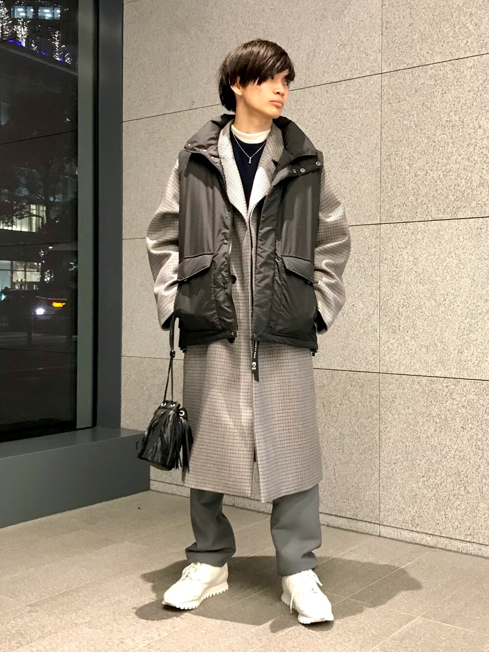 「コート、ミリタリー、シンプル、グレー、レイヤードスタイル、オーバーサイズ、白スニーカー、おしゃれさんと繋がりたい、AURALEE、いいね、save、フォローお願いします🤑」｜「ADAM ET ROPE'の【ALLIED】ダウンベスト（ダウンベスト、ブラック系）」を使った、つじかわさん（メンズ・173cm）の冬コーディネートの1枚目の写真