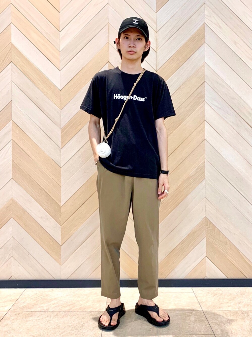 「カジュアル、シンプル、オーバーサイズ、休日スタイル、サンダル、イージーパンツ、プリントT、夏コーデ、Haagen-Dazs、いいね、save、フォローお願いします🤑」｜「ADAM ET ROPE'の【Haagen-Daz×ADAM ET ROPE'×10C】T-shirts/UNISEX（Tシャツ/カットソー、ブラック系）」を使った、つじかわさん（メンズ・173cm）の冬コーディネートの1枚目の写真