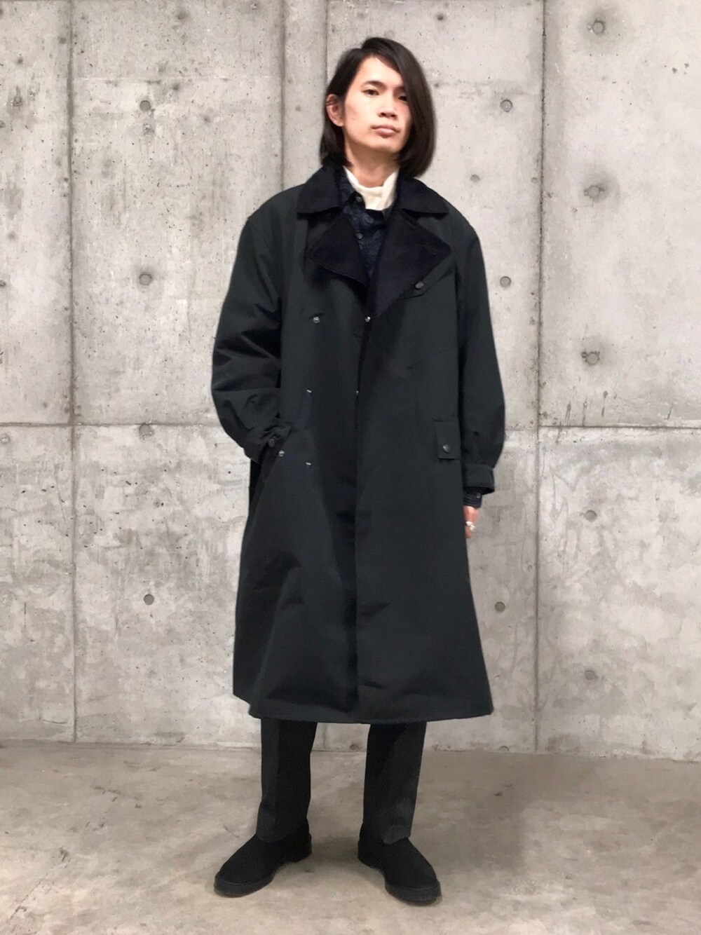 「コート、シンプル、オールブラック、オーバーサイズ、barbour、ペイズリー、タックイン、おしゃれさんと繋がりたい、古着好きな人と繋がりたい、いいね、save、フォローお願いします🤑」｜「ANATOMICAの＜ANATOMICA（アナトミカ）＞ MOCK/N L/SL（Tシャツ/カットソー、ホワイト系）」を使った、つじかわさん（メンズ・173cm）の冬コーディネートの1枚目の写真